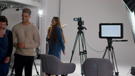 Equipo-De-Filmación-Y-Directora-Felicitando-A-Los-Actores-Después-De-La-Actuación-Durante-El-Rodaje-De-Una-Película-O-Un-Video-En-El-Estudio-4